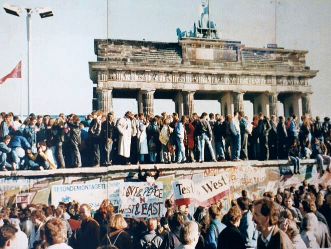 West_and_East_Germans_at_the_Brandenburg_Gate_in_1989